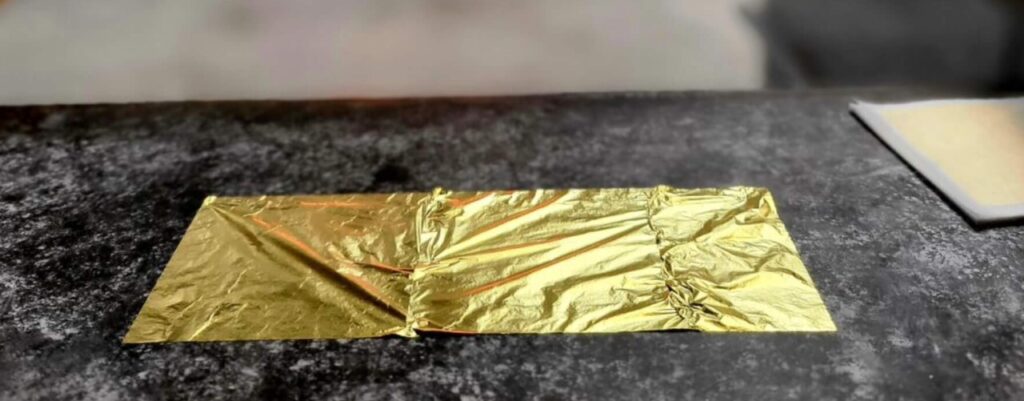 Too often, hot foil is reserved for the obvious: wedding invites, luxury cards, or perfume boxes. Yet its potential goes far beyond that!